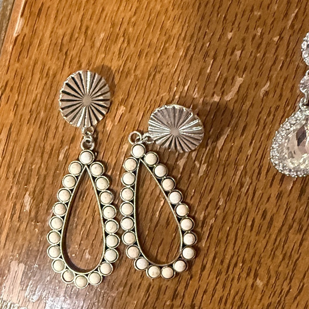 Jewelry Set with Earrings and Bracelets - Picture 4 of 8